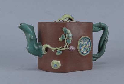 Théière chinoise en grès de Yixing à décor...