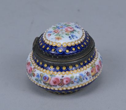 Boîte à bijoux ovale en porcelaine émaillée...