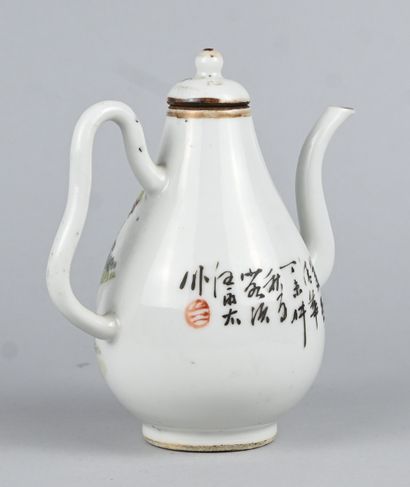 Théière chinoise en porcelaine à décor de...