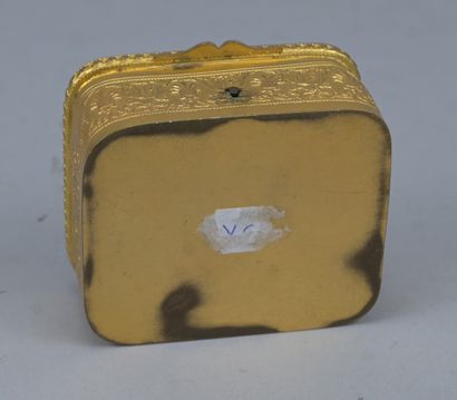 Boîte à bijoux en bronze doré et émail à...