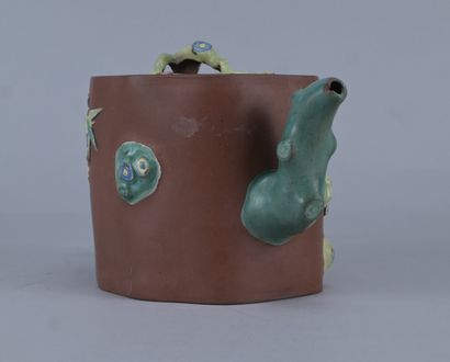 Théière chinoise en grès de Yixing à décor...