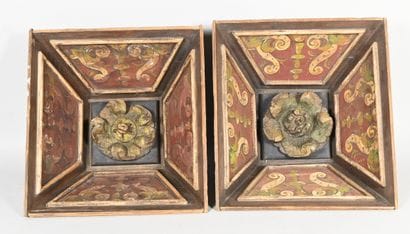 Suite de quatre caissons de plafond peints...