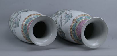 Paire de grands vases chinois en porcelaine,...
