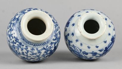 Paire de petits vases chinois en porcelaine...
