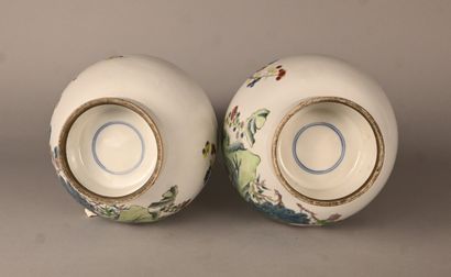 Paire de vases balustre en porcelaine à décor...