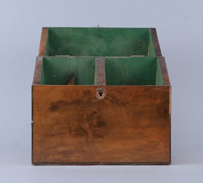 Boîte anglaise en bois de noyer, Anglettere,...