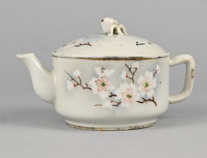 Théière chinoise en porcelaine à décor floral...