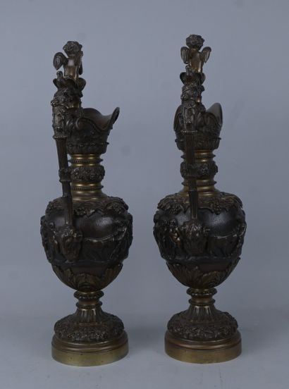 Paire de vases en bronze à décor d’amours...