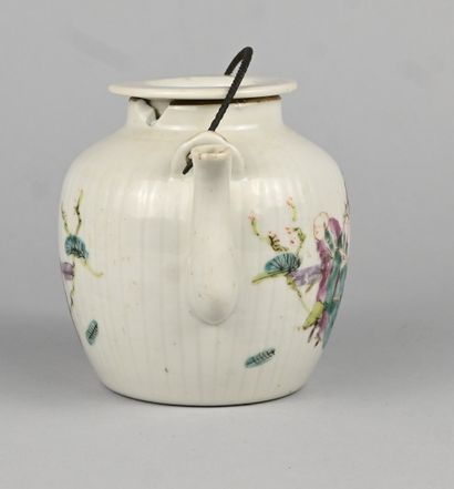 Théière chinoise en porcelaine à décor de...