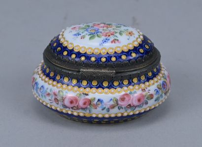 Boîte à bijoux ovale en porcelaine émaillée...
