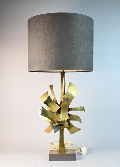 Lampe sculpturale en laiton doré attribuée...