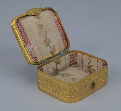 Boîte à bijoux en bronze doré et émail à...
