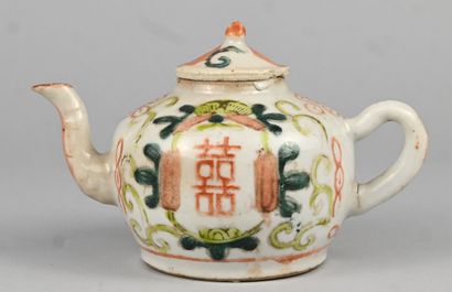 Théière chinoise en porcelaine polychrome,...