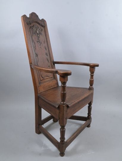 Fauteuil liégeois en chêne sculpté, XVIIIe...