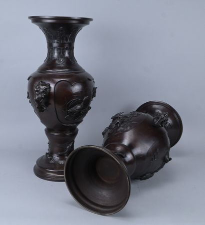 Paire de grands vases japonais en bronze...