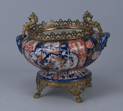 Vasque Imari japonaise montée en bronze doré,...