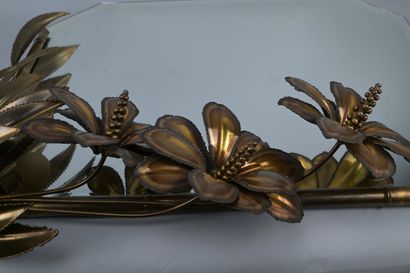 Miroir mural aux fleurs en métal doré attribué...