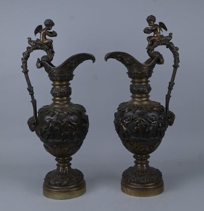Paire de vases en bronze à décor d’amours...