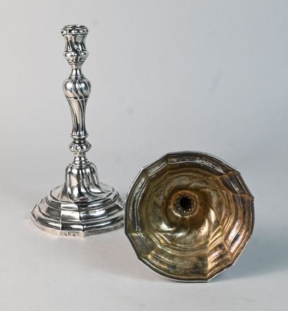 Paire de chandeliers en argent de style Louis...