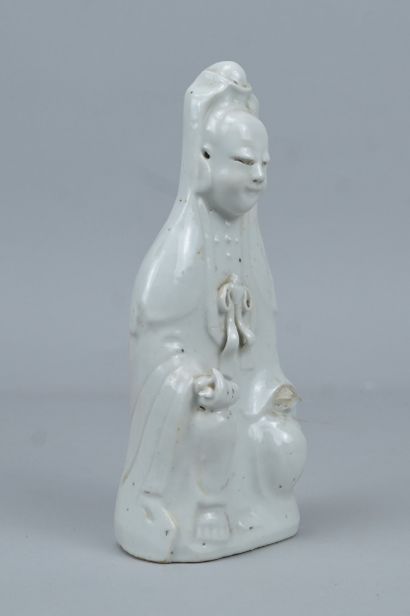 Guanyin assise en porcelaine Blanc de Chine,...