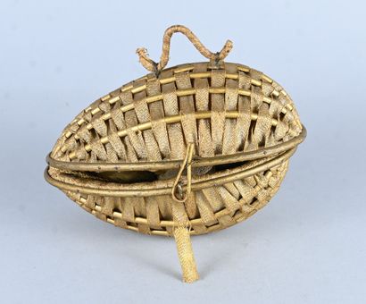 Poupée miniature dans coffret en forme d’œuf,...