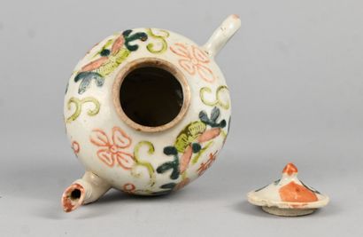 Théière chinoise en porcelaine polychrome,...