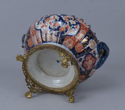 Vasque Imari japonaise montée en bronze doré,...