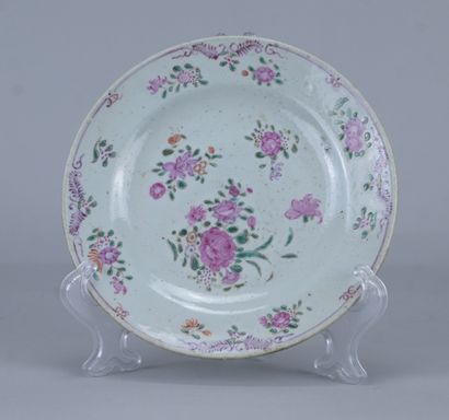 Assiette en porcelaine de Chine à décor floral...