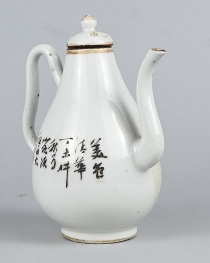 Théière chinoise en porcelaine à décor de...