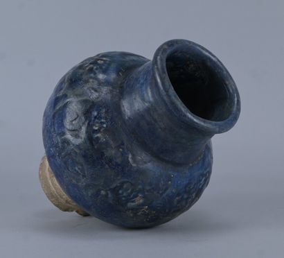 Vase balustre en terre cuite émaillée bleue,...