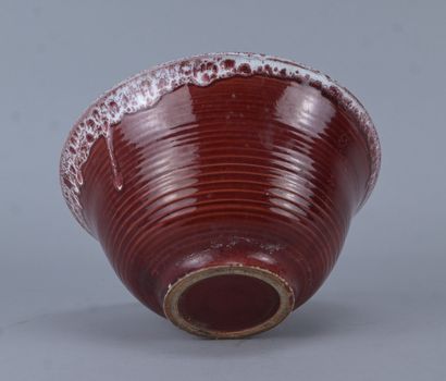 Grand bol en céramique émaillée rouge flambé,...