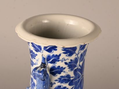 Paire de vases chinois en porcelaine bleu...