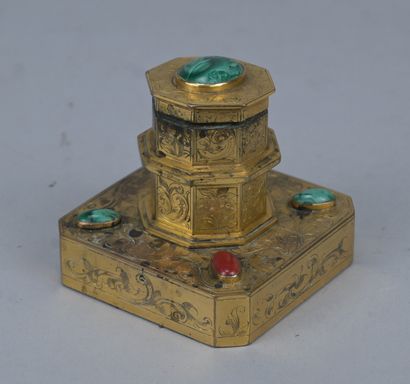 Encrier de voyage en bronze doré et pierres...