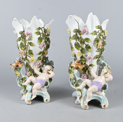 Paire de vases en porcelaine allemande à...