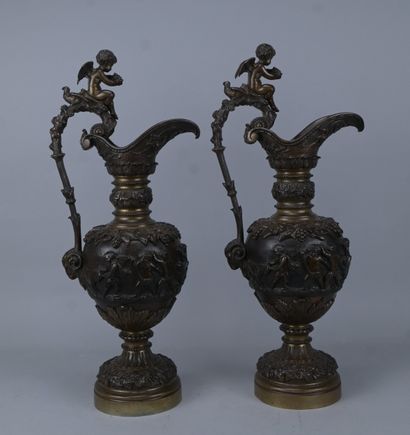 Paire de vases en bronze à décor d’amours...