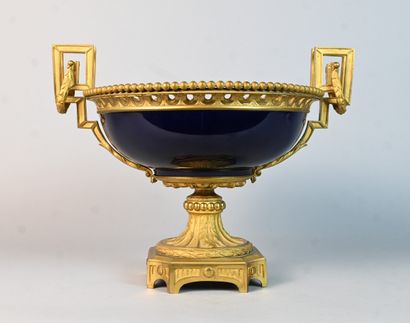 Coupe en porcelaine de Sèvres montée en bronze...