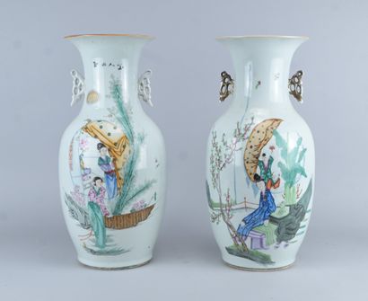 Paire de grands vases chinois en porcelaine...