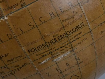 Planétaire mécanique avec globe terrestre...