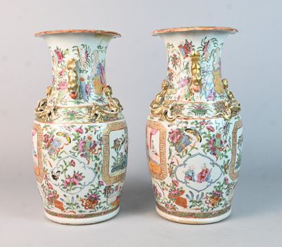 Paire de vases en porcelaine de Canton à...