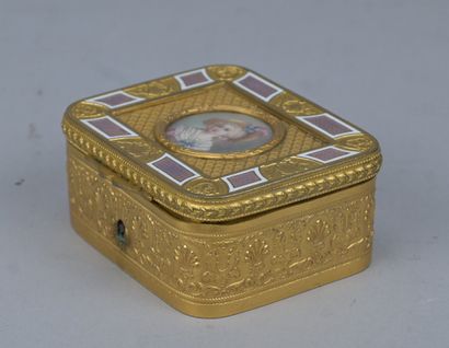 Boîte à bijoux en bronze doré et émail à...