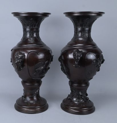 Paire de grands vases japonais en bronze...