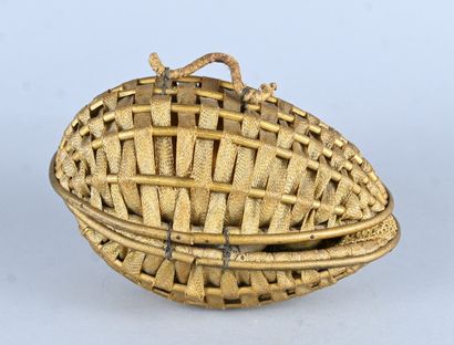 Poupée miniature dans coffret en forme d’œuf,...