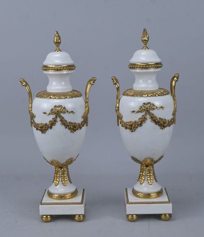 Paire de cassolettes couvertes en marbre...