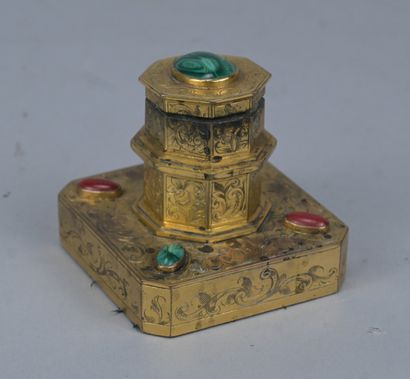 Encrier de voyage en bronze doré et pierres...
