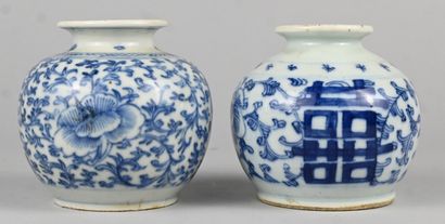 Paire de petits vases chinois en porcelaine...
