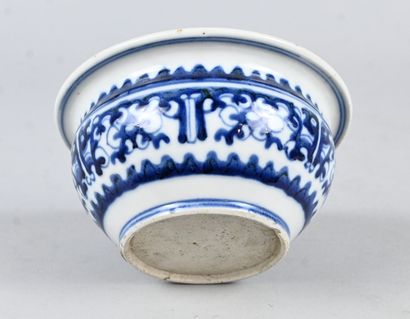 Bol chinois en porcelaine bleu et blanc à...