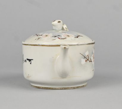 Théière chinoise en porcelaine à décor floral...