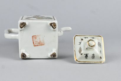 Théière chinoise en porcelaine à décor famille...