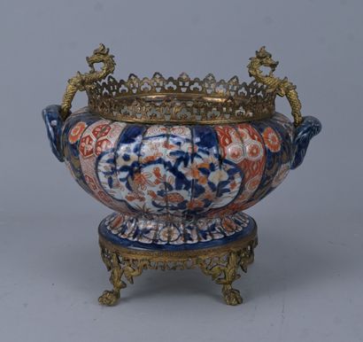 Vasque Imari japonaise montée en bronze doré,...