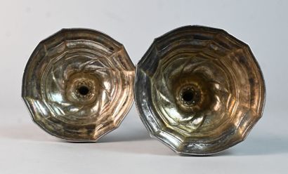 Paire de chandeliers en argent de style Louis...